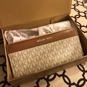 NWT Authentic Michael Kors Wallet - Leather
